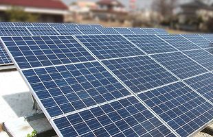 倒壊した太陽光発電システム　素手で触らないで