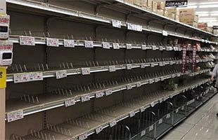 台風19号接近～スーパーの棚から商品が消える