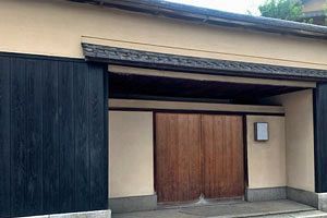 学校法人宮田学園創業者、理事退任の異変 夫人の実家の料亭をめぐって