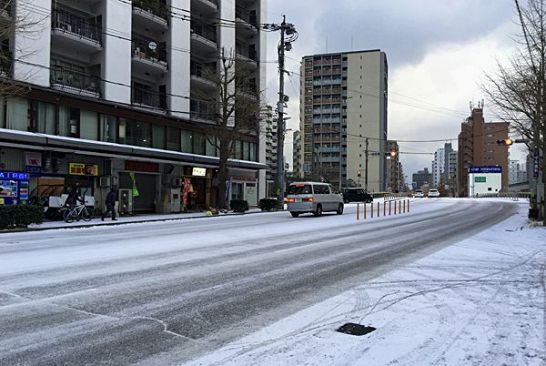 雪の影響でいつもは渋滞している道も・・・