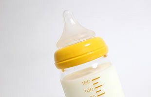 乳児用液体ミルク、許諾・販売へ