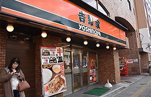 吉野家「鶏すき丼」にゴキブリ混入～Twitterでの拡散を受けHPにお詫び文掲載