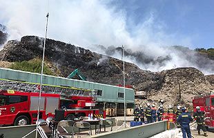 いまだ延焼続く嘉麻市産廃火災、２万m3のごみが野積み