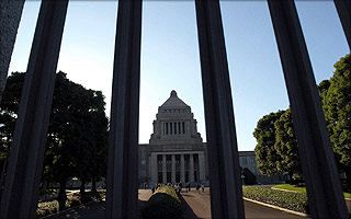 1億円強盗の容疑で元議員秘書らを逮捕