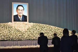 西日本新聞社前社長・川崎隆生氏「お別れの会」が開かれる