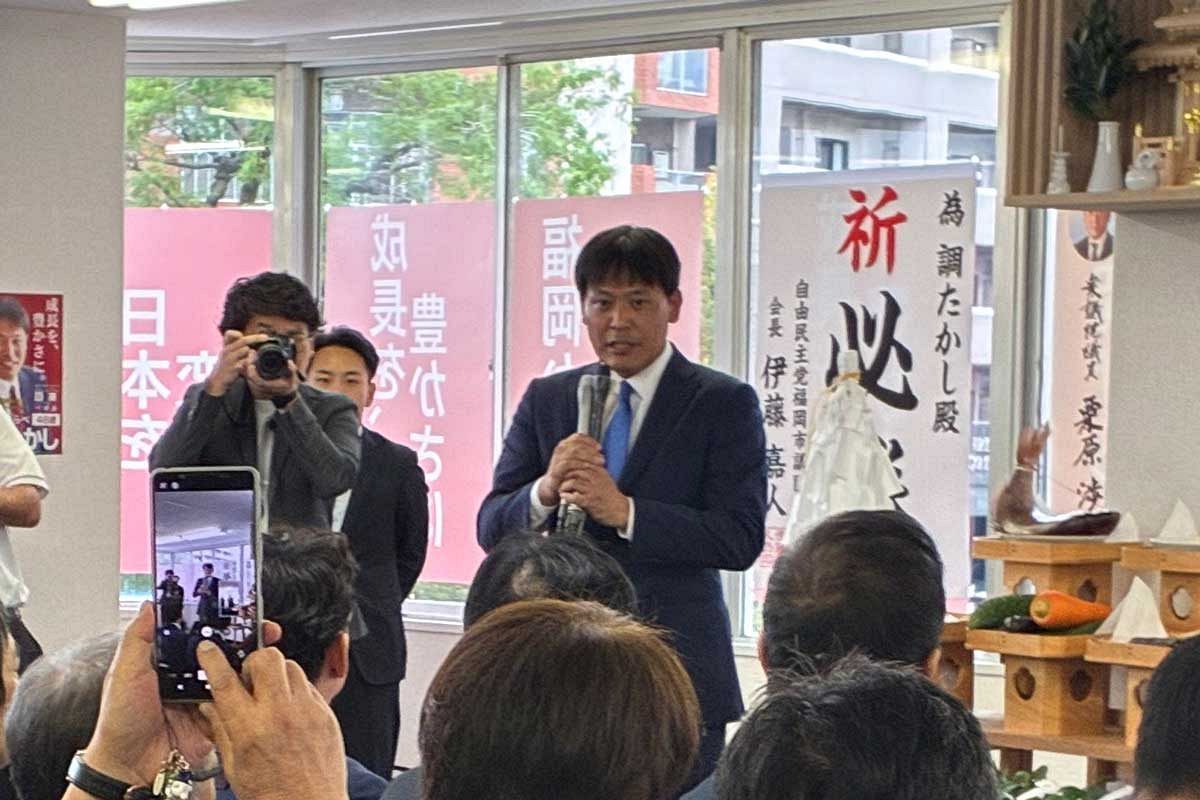 福岡市長選、調崇史氏が事務所開き～自民市議や支援者ら集まる