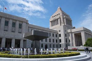 公明党の心中穏やかでない元労組議員の首相補佐官起用