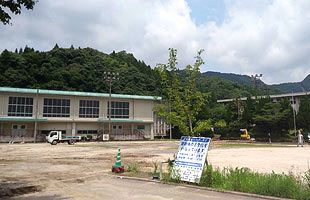 【筑後・大分豪雨】東峰村、旧宝珠山小グラウンドで仮設住宅建設開始