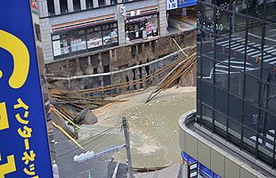 博多駅前の道路で大規模陥没事故発生！　周辺一帯は通行止め