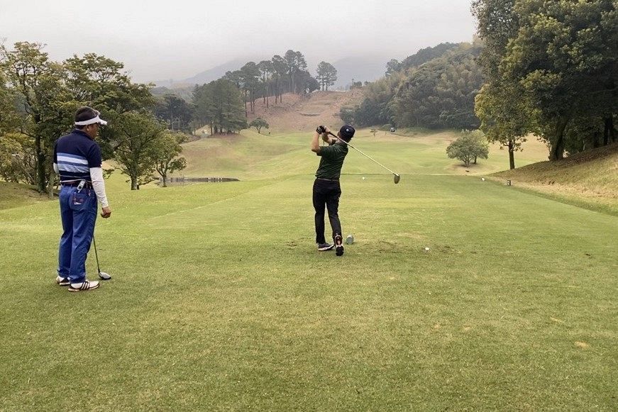 【第51回マックス会ゴルフコンペ】雨雲を吹き飛ばすナイスショット！127名の参加者が快音響かせる