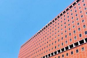 西日本新聞社　26年3月期中間　メディア事業は赤字継続、不動産事業が収益を下支え