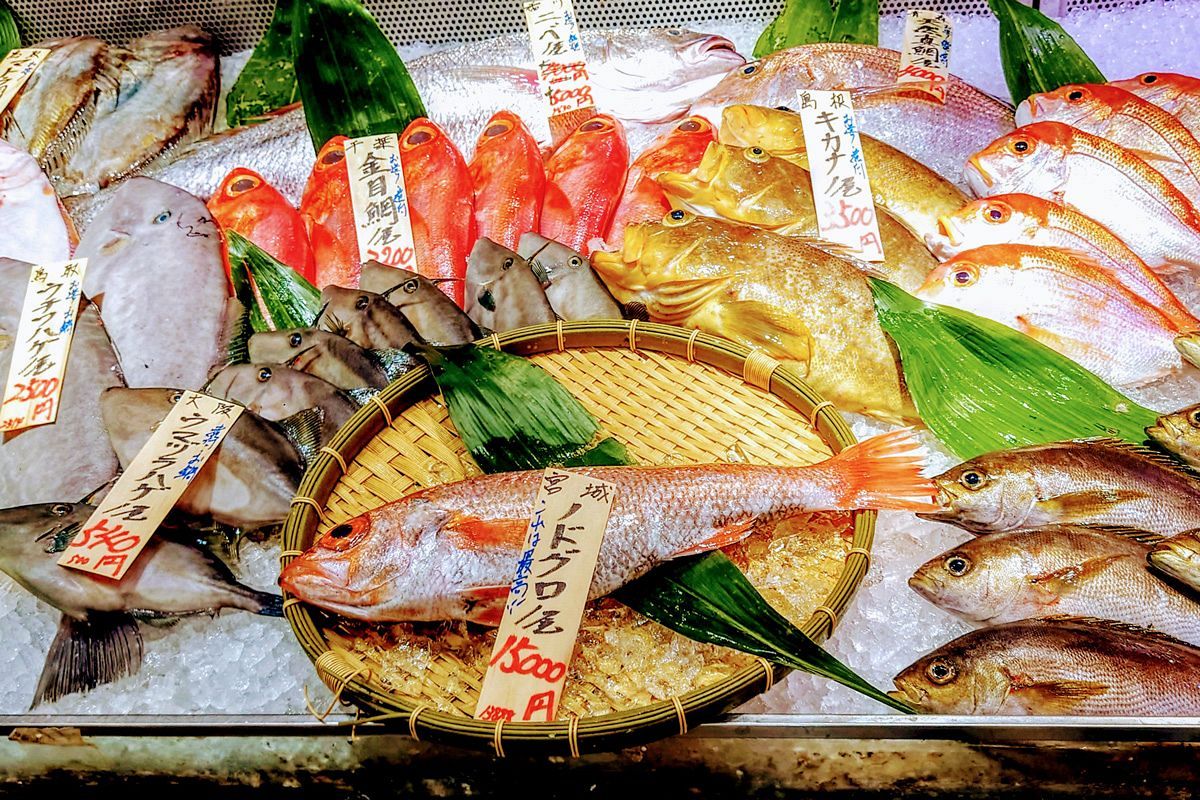 【小売こぼれ話】スーパーの鮮度は「下処理」で決まる 鮮魚・青果売場の舞台裏