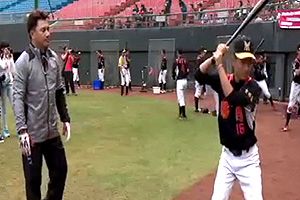 千葉ロッテ・井口選手ら、台湾で野球教室