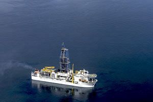 世界初の深海からのレアアースの採掘：舞台は南鳥島