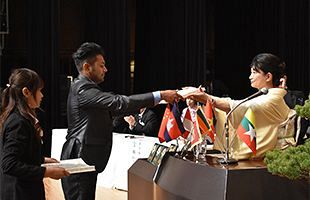 新たな門出を祝して～西日本国際教育学院、第25回卒業式を挙行