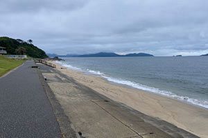 梅雨空の下、志賀島の勝馬海岸を歩く