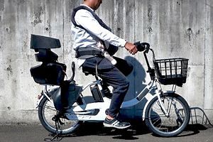 子どもを抱っこして自転車に乗ると危険～国民生活センターが注意喚起