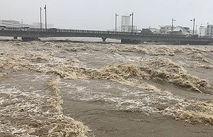 濁流となった室見川