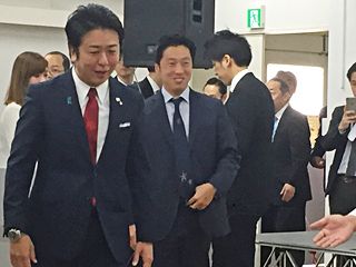 高島宗一郎市長、議会をよそに笑顔でイベント登壇