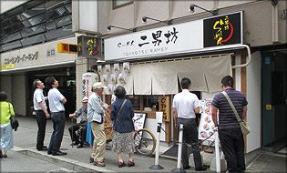 らーめん二男坊、コチソバとコラボ～ラーメンと蕎麦が夢の共演