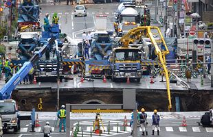 突如出現した大穴、前代未聞の博多駅前陥没事故（前）