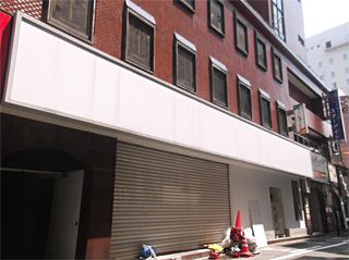 パチンコ店跡にコンビニとカラオケ店