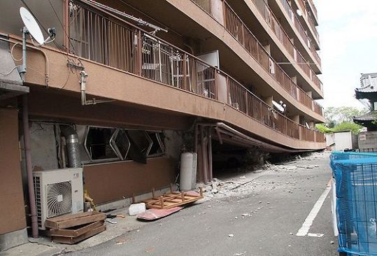 【熊本地震最前線レポート】（35）～１階がつぶれたマンション