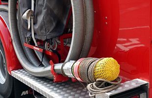 消防車が水を積み忘れ、川から水くみ消火活動～鹿児島県伊佐市