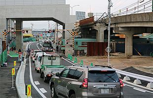 雑餉隈駅付近仮設踏切設置から1カ月～最大1km渋滞発生も緩和傾向に