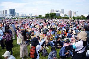 全国各地に広がるペンライト集会で市民と野党が連携──改憲邁進の高市政権に対峙