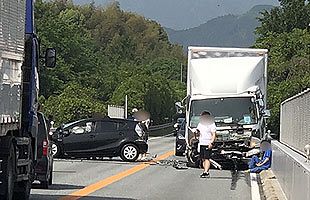 【速報】八木山バイパスで乗用車とトラックの衝突事故～渋滞発生中