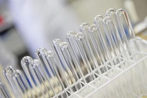 室町ケミカル、26年5月期は増収営業増益　医薬品・化学品好調も減損計上で最終減益