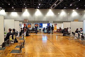 留学生向け合同企業説明会　留学生の熱気にあふれ、企業は中核人材を求める（後）