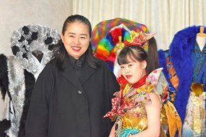 【クローズアップ】北九州の文化となったド派手衣装 ダウン症モデルとともにパリコレデビュー