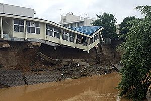 【筑後・大分豪雨】朝倉市宮野付近で桂川決壊。比良松中学校も損壊