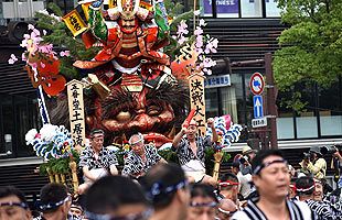 博多祇園山笠、集団山見せで盛り上がる博多の街