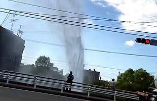 北九州市八幡西区で水道管が破裂～瀬板の森公園付近