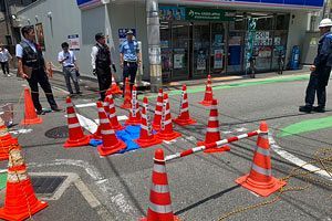 福岡市中央区渡辺通で道路陥没～警察が現場周辺を通行規制