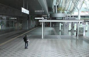 緊急事態宣言下、平日の博多駅周辺の様子