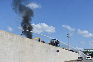 【危険物火災・続報】東浜の工場内からの出火、煙が収まる。工場運営会社社長コメント（午前10時45分時点）