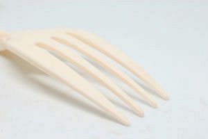 大火災に見舞われた香港ですが、食べられるプラスチックも誕生！