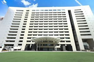 福岡市長や市議会議長ら特別職の報酬、31年連続で据え置き