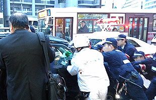 博多区中洲中島町昭和通りで、車同士の事故発生