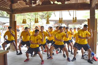 サニックスユースラグビー大会NZチーム、宇美八幡宮でハカを披露