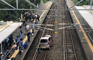 JR東福間駅で車が線路に転落〜事故車両は現場から無事撤去