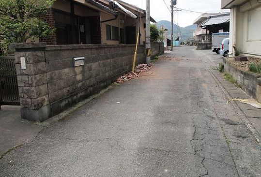 【熊本地震最前線レポート】（33）～道路には瓦などのがれき