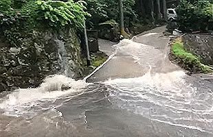 福岡・那珂川町で道路を走る激流