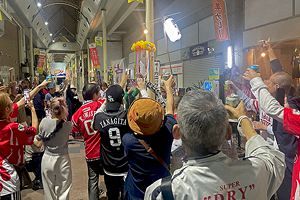 沈黙から歓喜へ　CS突破のホークスと唐人町商店街