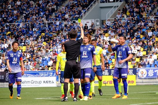 アビスパ、退場者続出の荒れた試合を制す 福岡2-1栃木