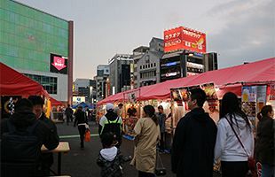 春吉橋迂回路を活用し、試行イベント　千年夜市とコラボで、30店舗が出店